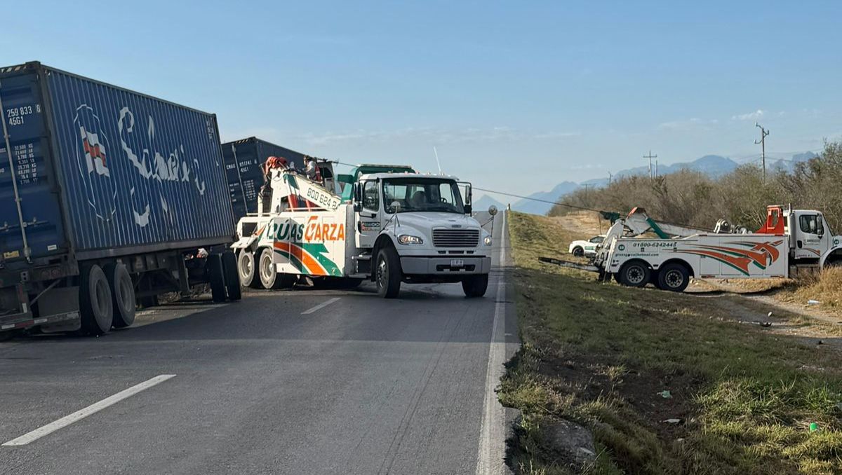 El tráiler con doble remolque quedó varado en el carril de alta velocidad. Especial