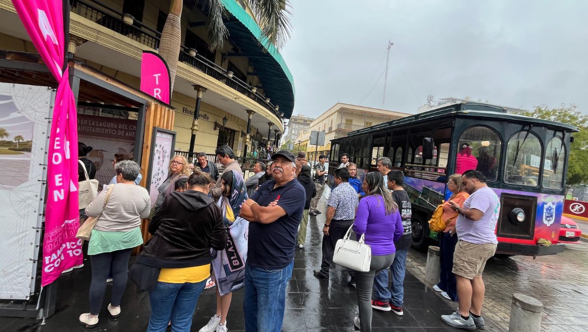 El tranvía fue de lo más solicitado por los paseantes en su visita al centro de Tampico. (Yazmín Sánchez)
