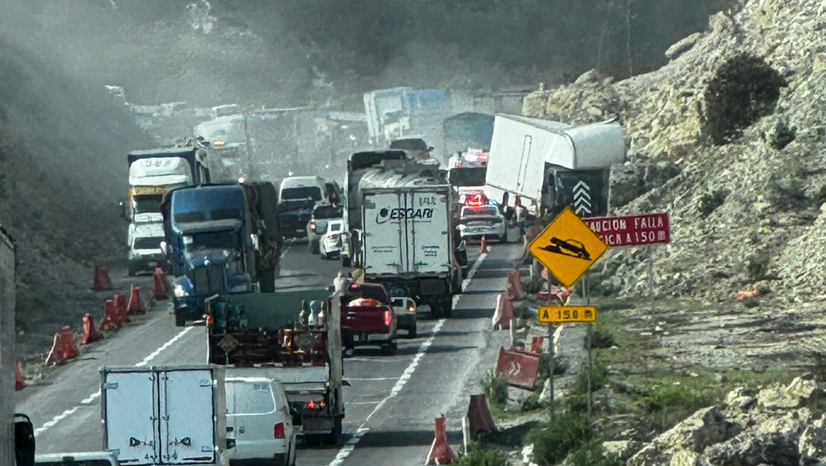 Carambola en la Cuacnopalan-Oaxaca provoca caos en la autopista; tráfico permanece afectado