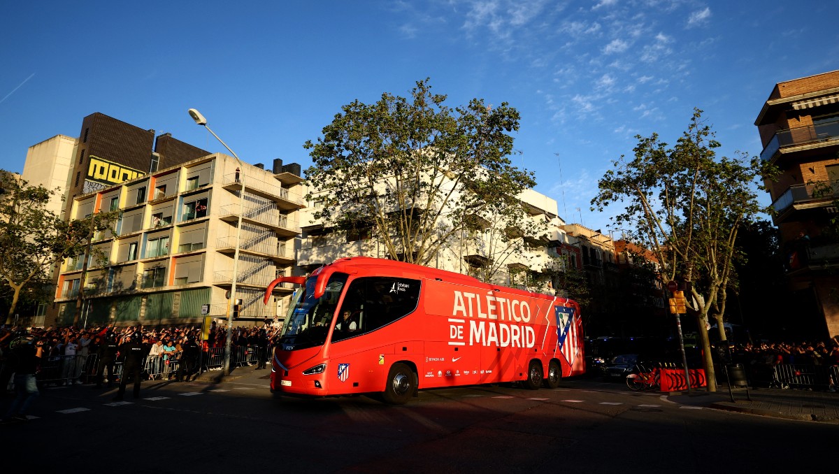 Autobús del Atlético de Madrid en su llegada al Spotify Camp Nou (Reuters)