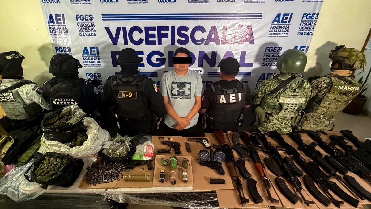Capturan a jefe del CJNG en Oaxaca con arsenal, drogas y equipo táctico