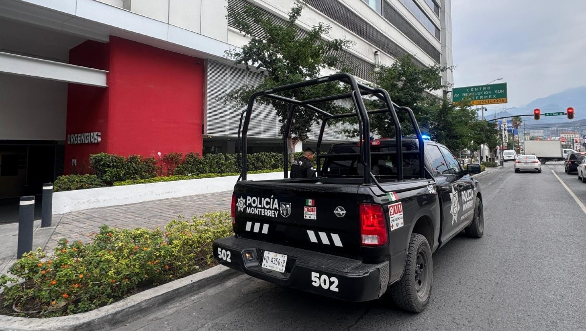 El conductor pidió apoyo a los oficiales en el cruce de la avenida Bernardo Reyes y calle Reforma. | Especial