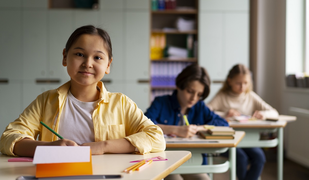 Enseñar a los niños a readaptarse a las rutinas es importante para su desarrollo académico y personal. (freepik.es)