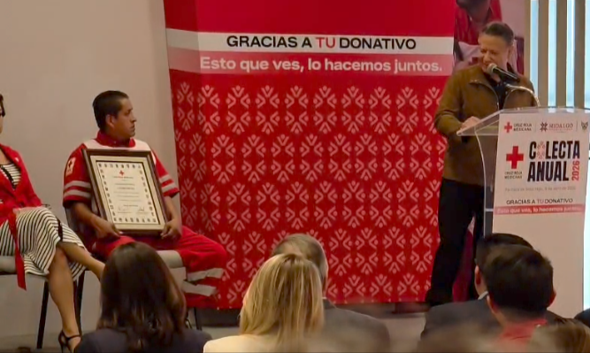 Entregan reconocimiento postmortem a bombero. (Guadalupe Trejo)