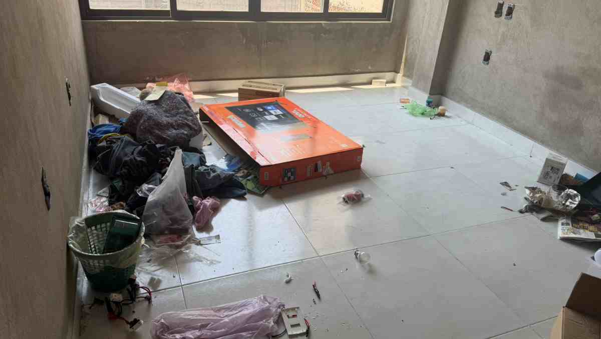 Estacionaron un vehículo de carga y comenzaron a sacar lavadoras, pantallas y electrodomésticos. Foto: Zuleyma García