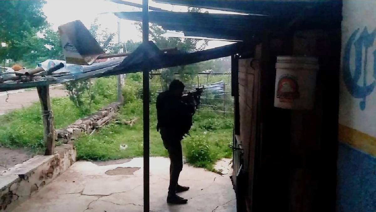 Familias aterradas por la guerra entre el narco en Michoacán. | Foto: Especial