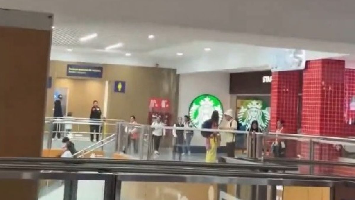 La filtración de agua se registró en una zona del AICM que está siendo remodelada. Foto: (Especial)