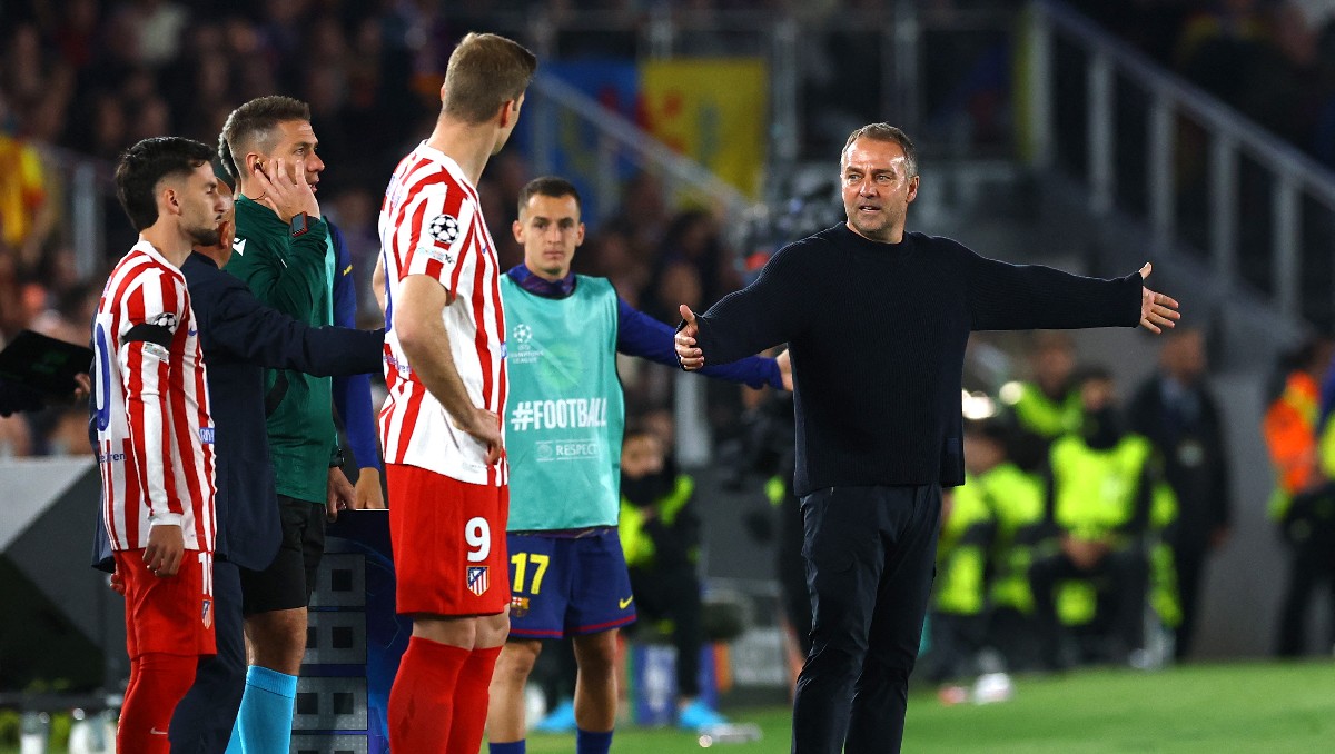 Hansi Flick arremete contra el VAR por no revisar un posible penal por una mano de Marc Pubill (Reuters)
