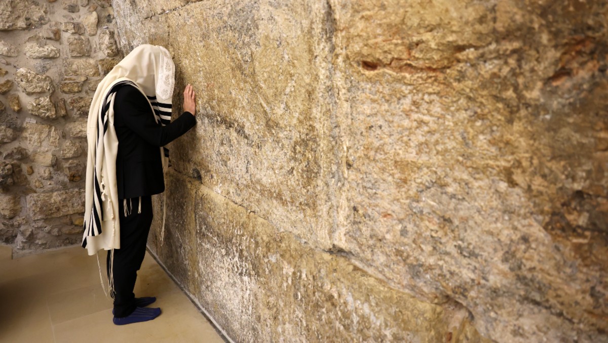 Un judío ortodoxo reza en los túneles del Muro de las Lamentaciones en Jerusalén. | EFE