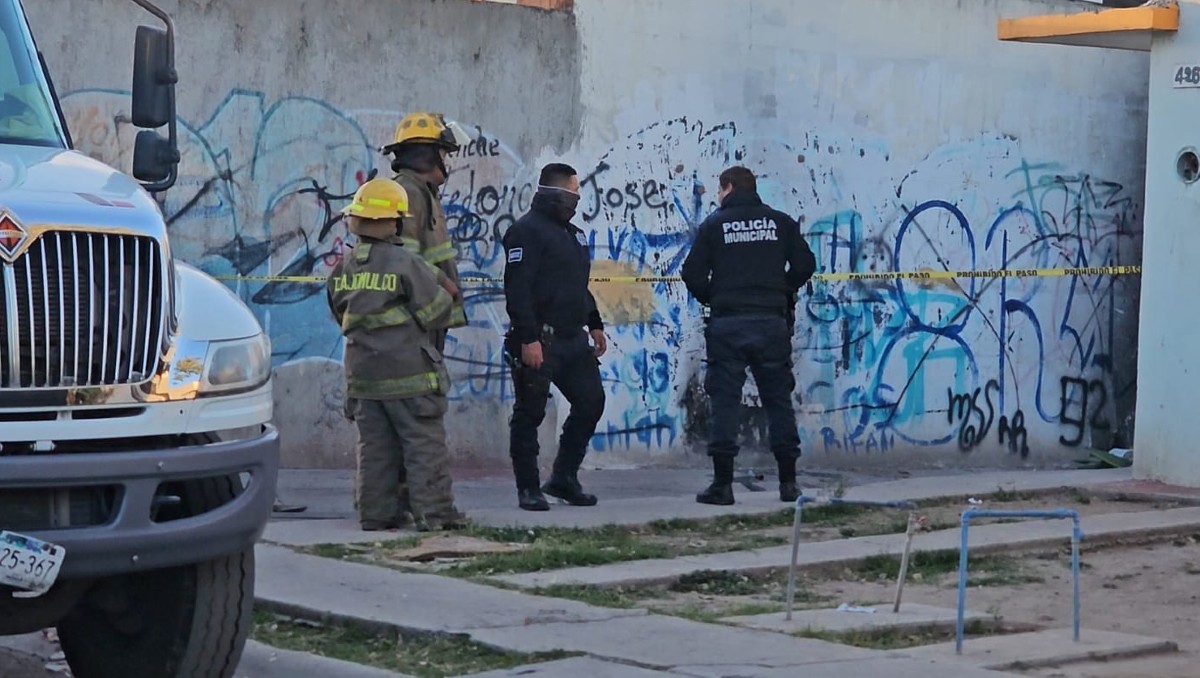 Policías y bomberos atendieron el reporte de un hombres cuyos restos estaban en llamas en Tlajomulco (Juan Carlos Munguía)