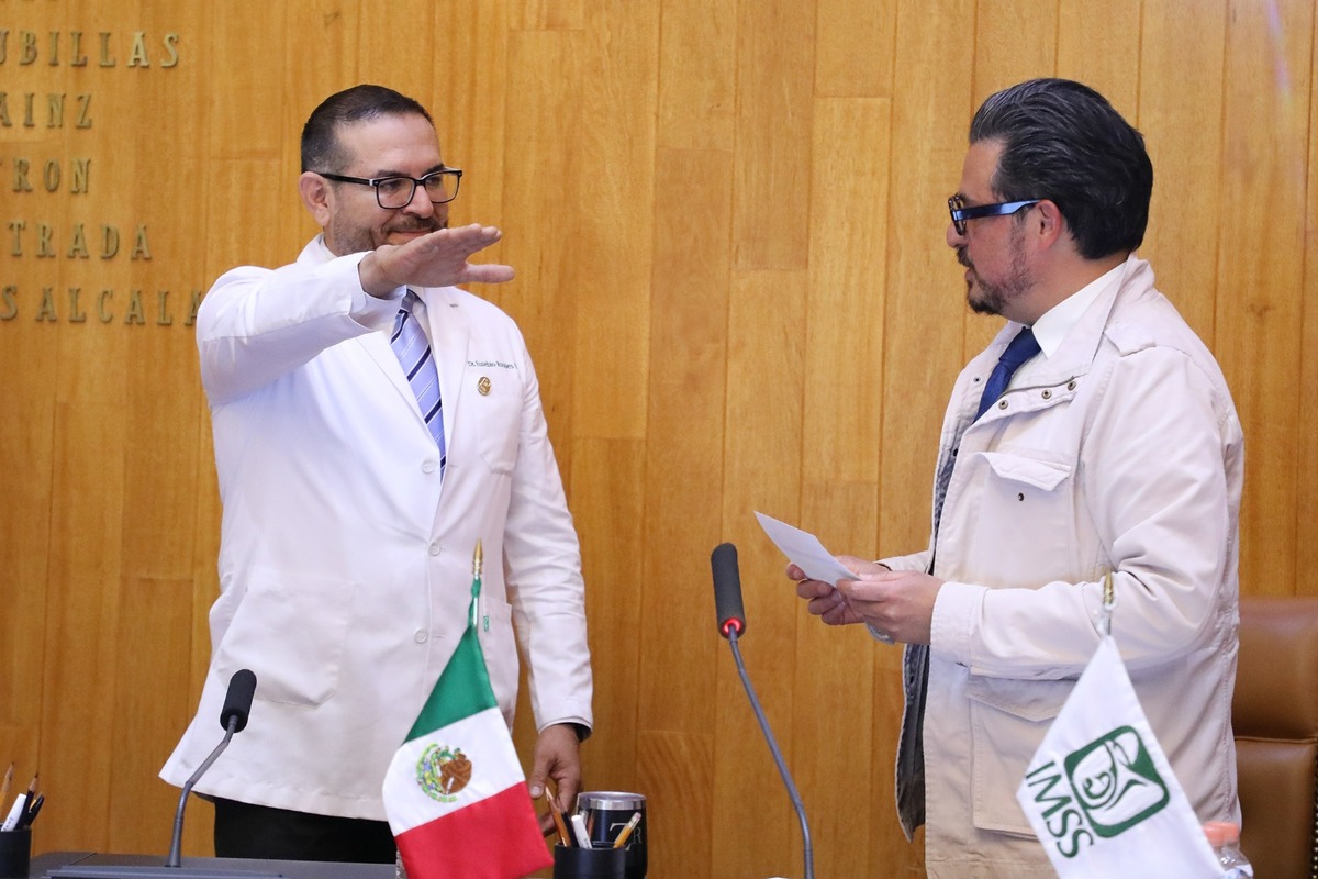 Nuevo responsable del IMSS en Guanajuato, Eusebio Rosales Partida, y el director general del IMSS Zóe Robledo Aburto