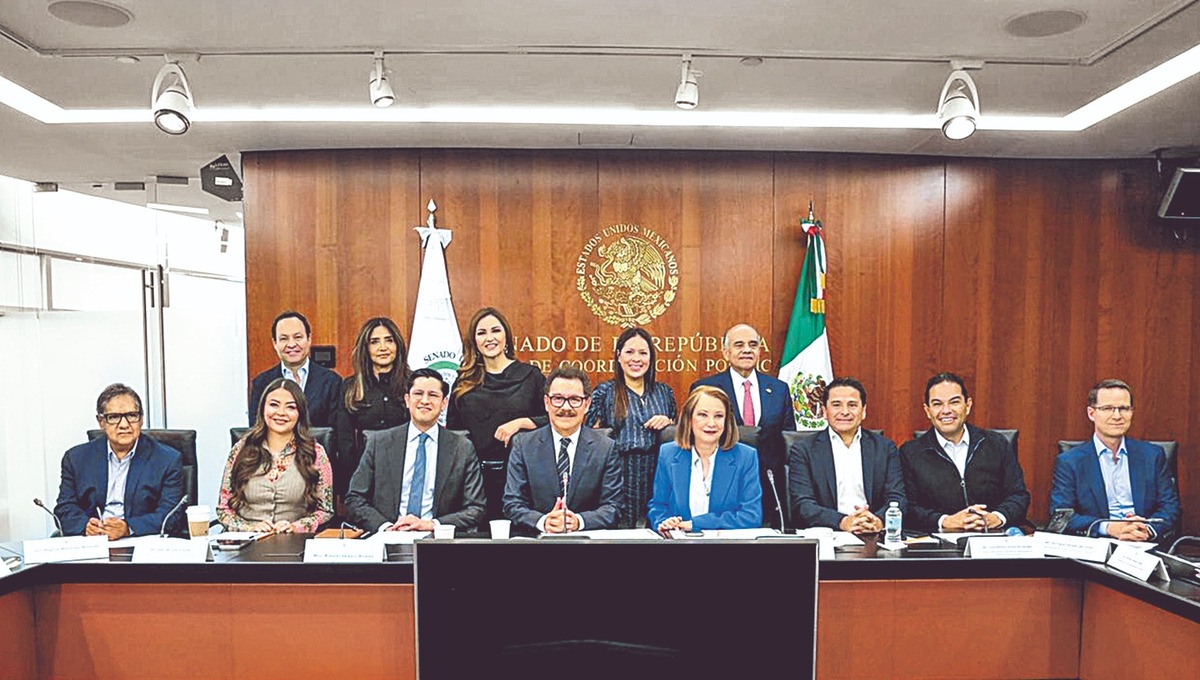 El subsecretario Roberto Velasco (tercero de izquierda a derecha) se reunió con senadores de la Junta de Coordinación Política. Especial