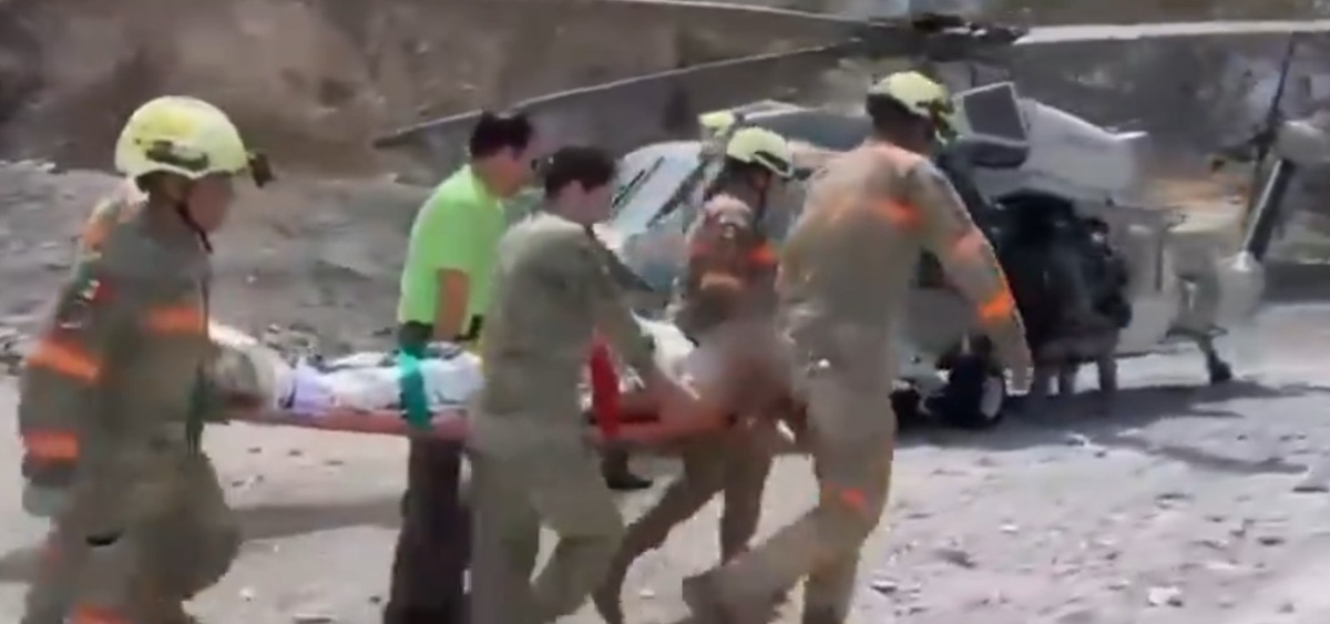 El trabajador fue trasladado en helicóptero hacia Mazatlán para recibir atención médica. | Especial
