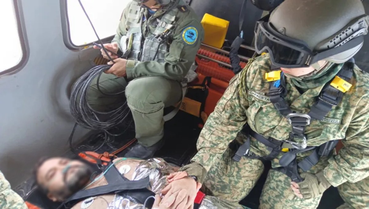 Traslado del trabajador rescatado hacia el hospital en Mazatlán.