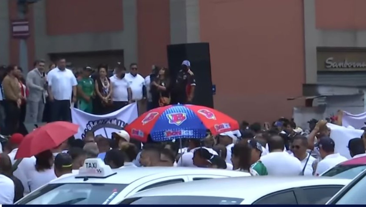 Trasnportistas bloquean Eje Central. | Especial