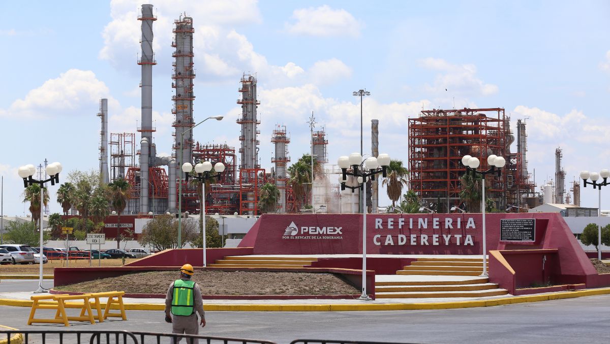 Los vientos del este convierten a la refinería en una fuente de riesgo para la calidad del aire metropolitano | Archivo