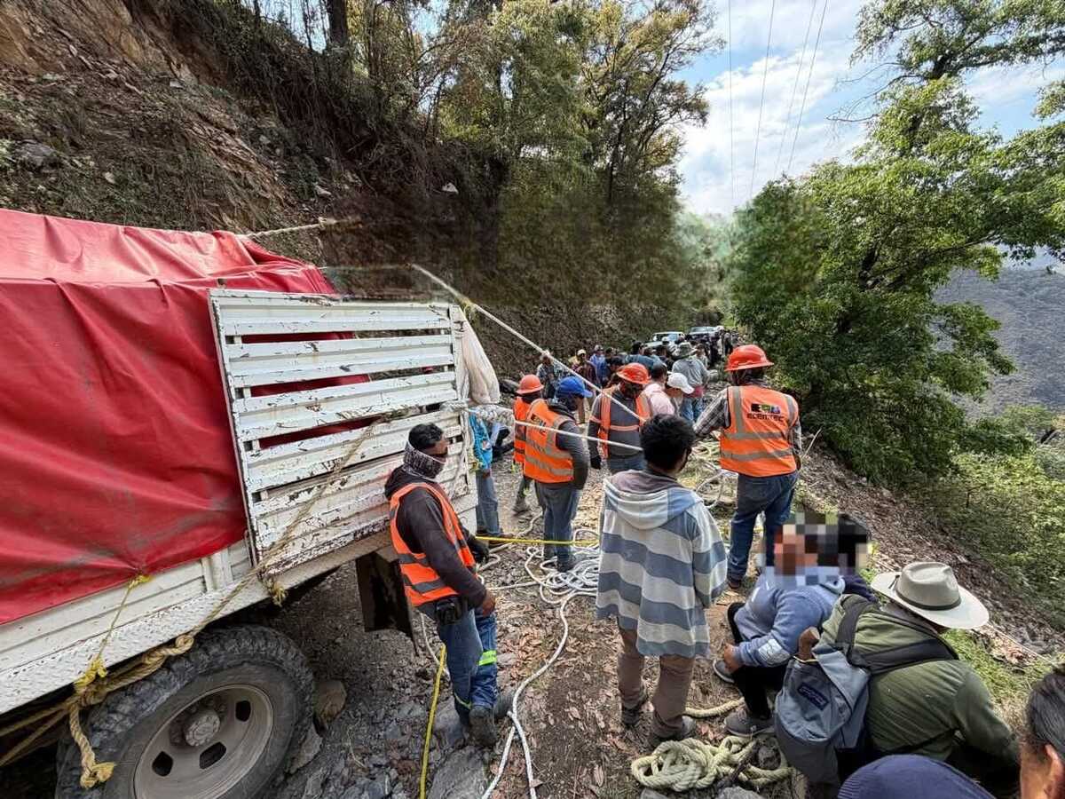 Volcadura en Nicolás Flores deja dos personas sin vida. (Cortesía)