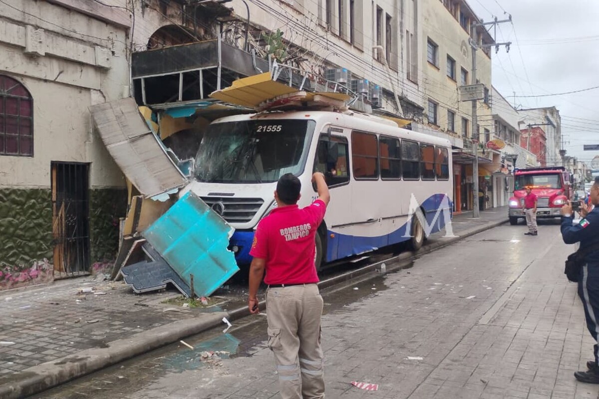 Autobús choca contra negocios en el centro de Tampico