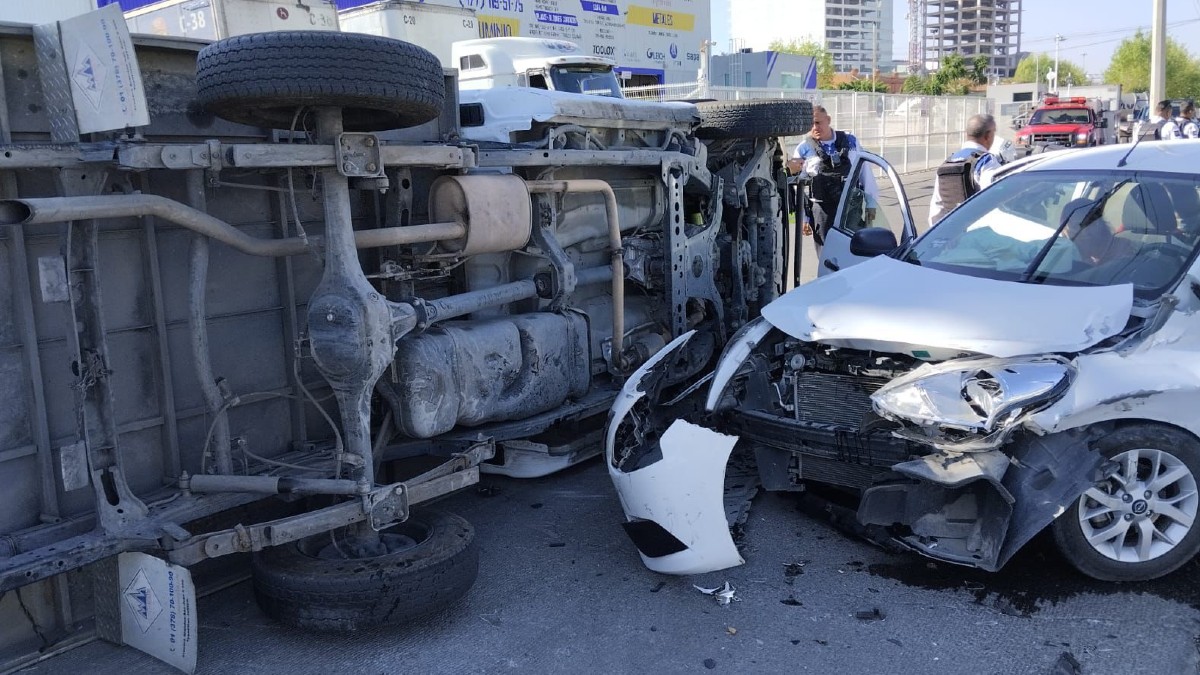 Autoridades atienden volcadura vehicular en libramiento José María Morelos. | Cortesía.