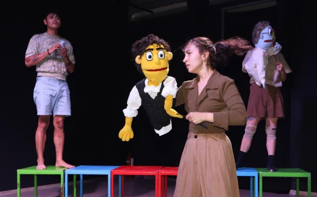 Los bailarines Zuleyma Ortíz, Orlando Castellanos, Mariana Garibay y Raúl Josephe Meléndez portan los títeres protagonizan la historia.