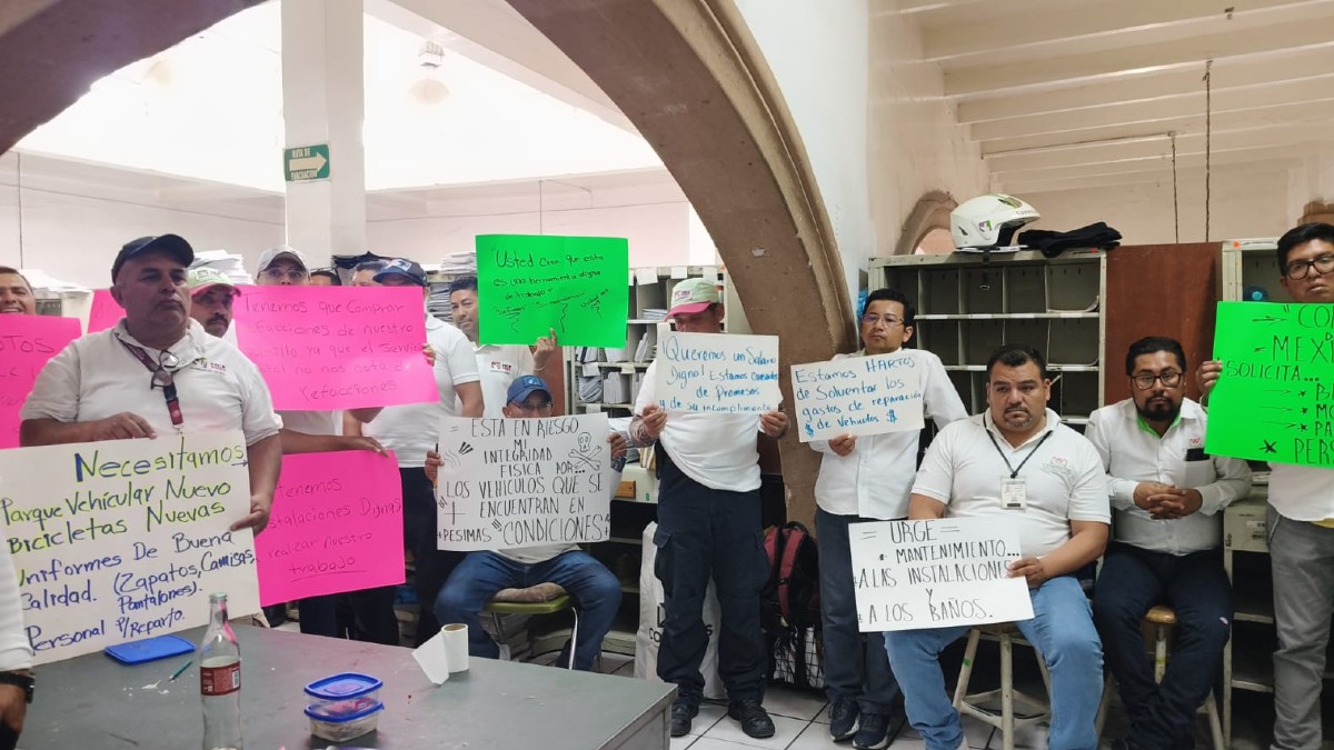 Los carteles recibieron a la visitante, pues desde la entrada al inmueble se podían leer varios mensajes.