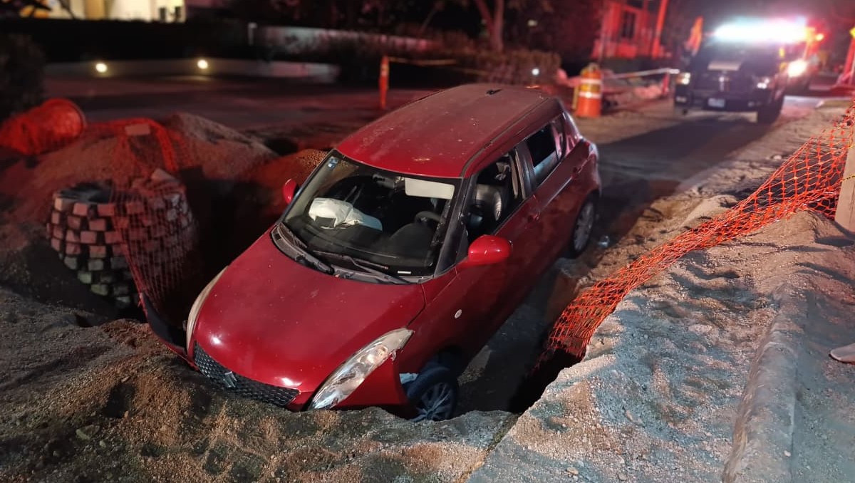 Conductora cae a zanja en colonia Country Club en Guadalajara (Vicente Torres Alfaro)