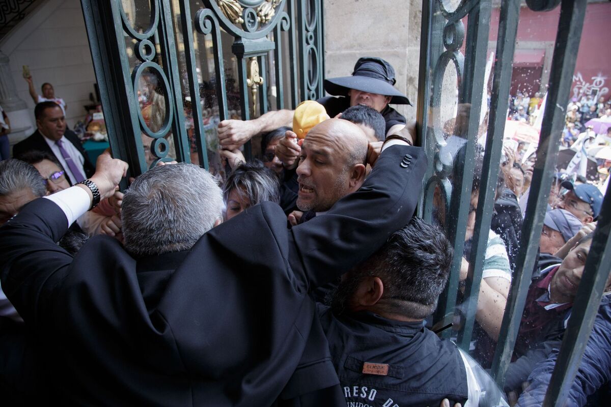 Integrantes de la Asamblea de Barrios intentaron dar un 'portazo' en el Congreso capitalino. | Cuartoscuro