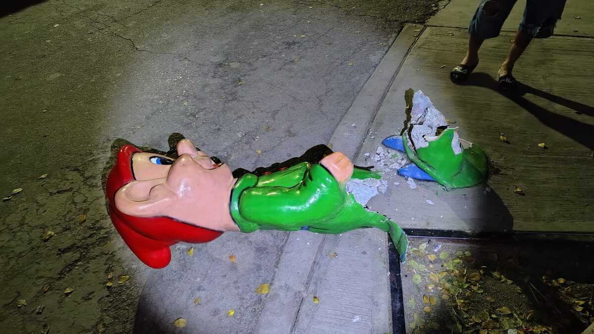 El joven se habría subido a la mencionada escultura; la figura no soportó el peso y colapsó. | Especial