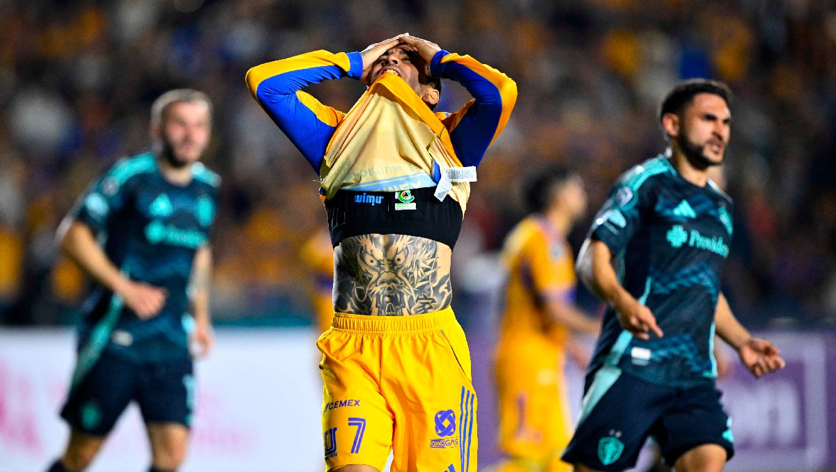 Los jugadores de Tigres respaldaron a Ángel Correa luego de que falló un penal ante Seattle Sounders (Reuters)