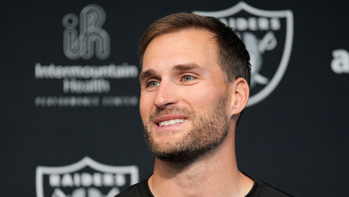 Kirk Cousins en su presentación con Raiders (AP)