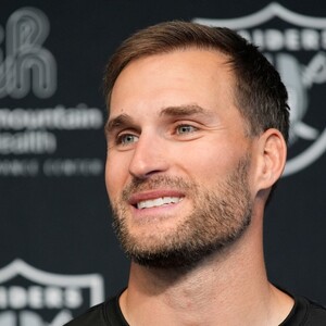 Kirk Cousins fue presentado a la prensa como nuev quarterback de Las Vegas Raiders; quiere ser el ejemplo de una nueva generación