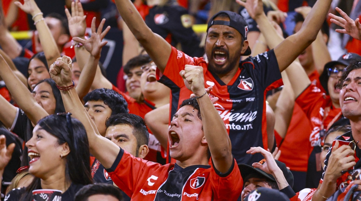 El presidente rojinegro pide su apoyo a La Fiel en la recta final del torneo, donde buscan la clasificación a liguilla (Foto: MexSport)