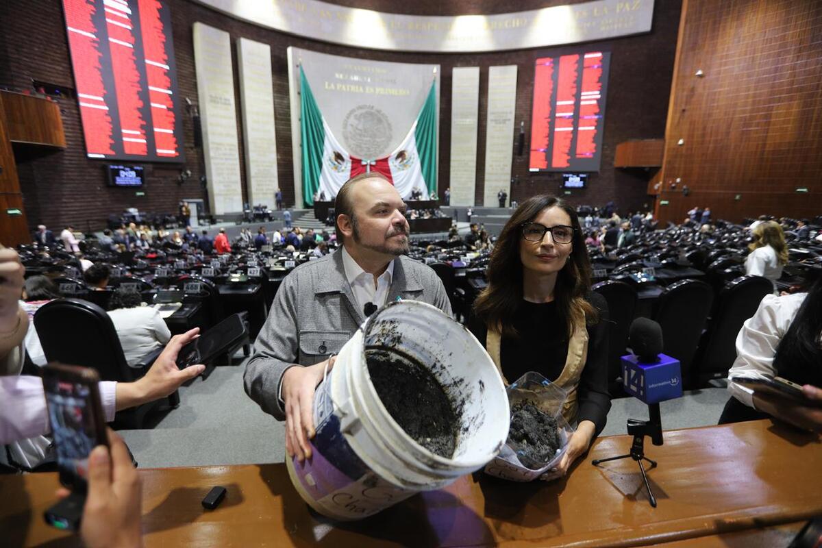 Sergio Gil exigió a las autoridades atender la contingencia ambiental y apoyar a los pescadores. | Foto: Jorge Carballo