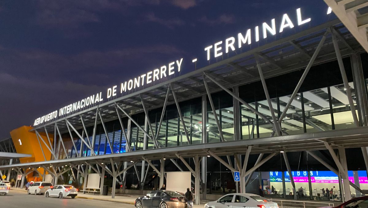 Cada zona de parqueo cuenta con su transporte que lleva a los usuarios a la terminal deseada | Roberto Alanís