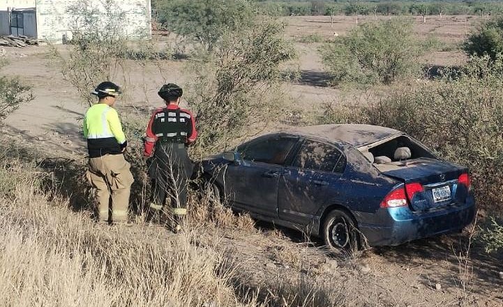 Autoridades inspeccionaron vehículo volcado en carretera Torreón-San Pedro pero no encontraron ocupantes | Especial