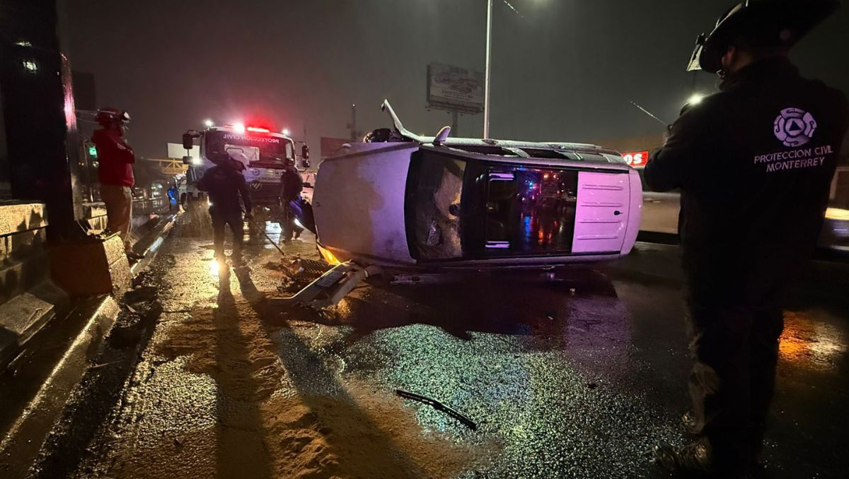 Autoridades trabajaron en la eliminación de riesgos debido a un derrame de líquidos provocado por el accidente. Especial