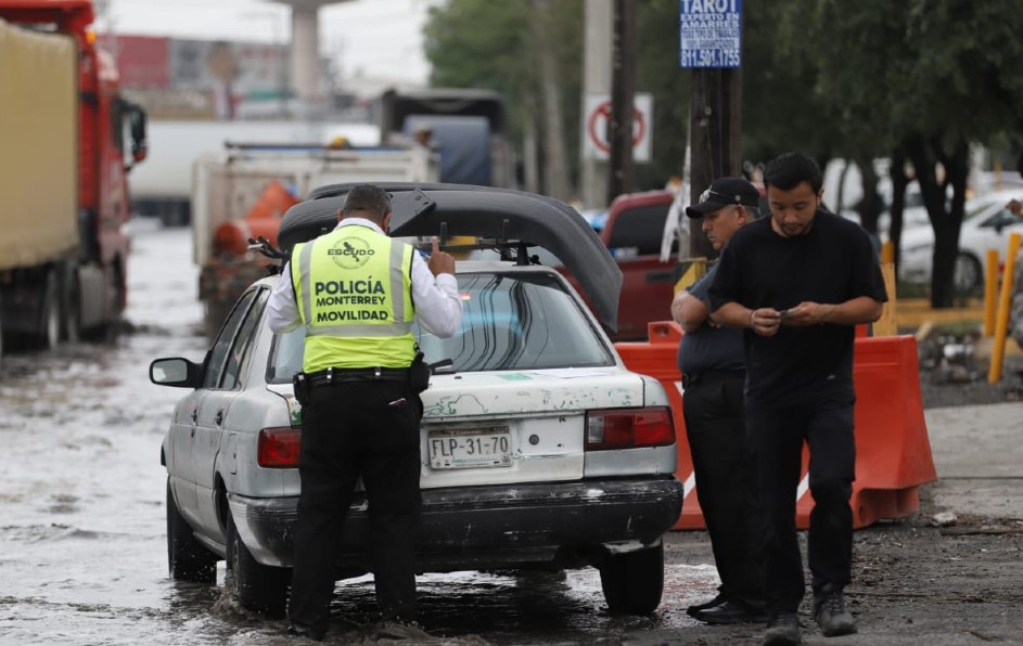 Algunos autos quedaron varados a raíz de los encharcamientos en las vialidades. | Luis Guerra