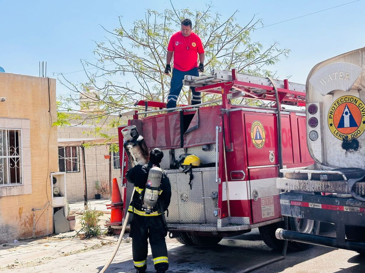 Bomberos llegaron a sofocar las llamas en una vivienda de Lerdo luego de un estallido por acumulamiento de gas | Especial