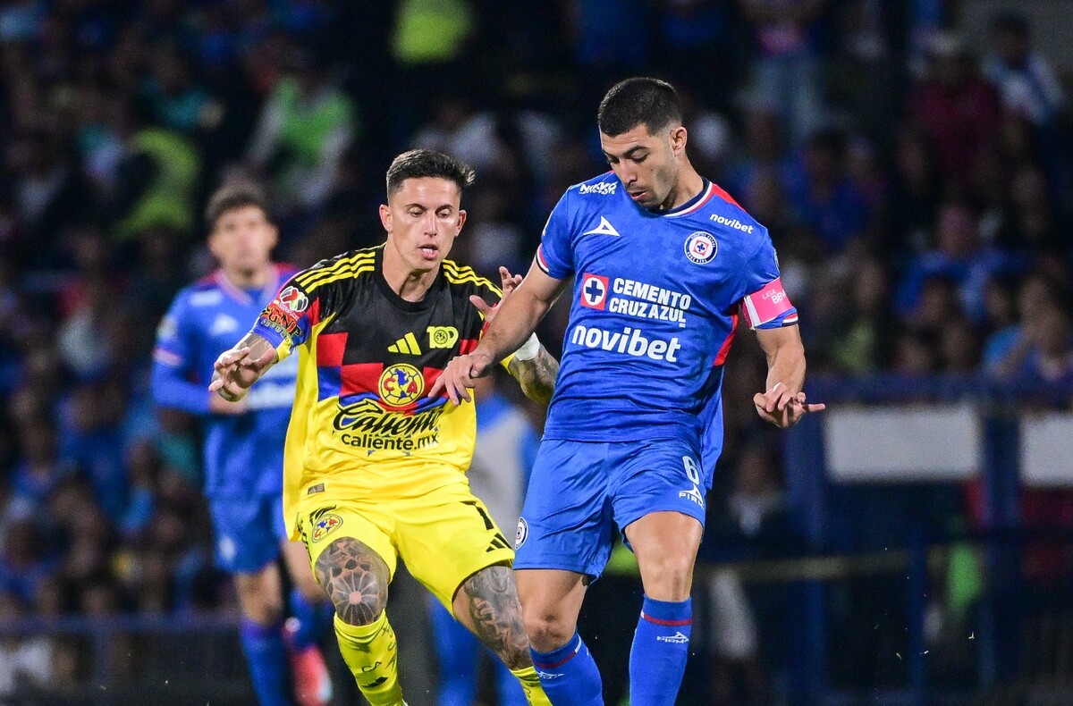 Brian Rodríguez y Erik Lira en el Clásico Joven entre América y Cruz Azul (Imago7)