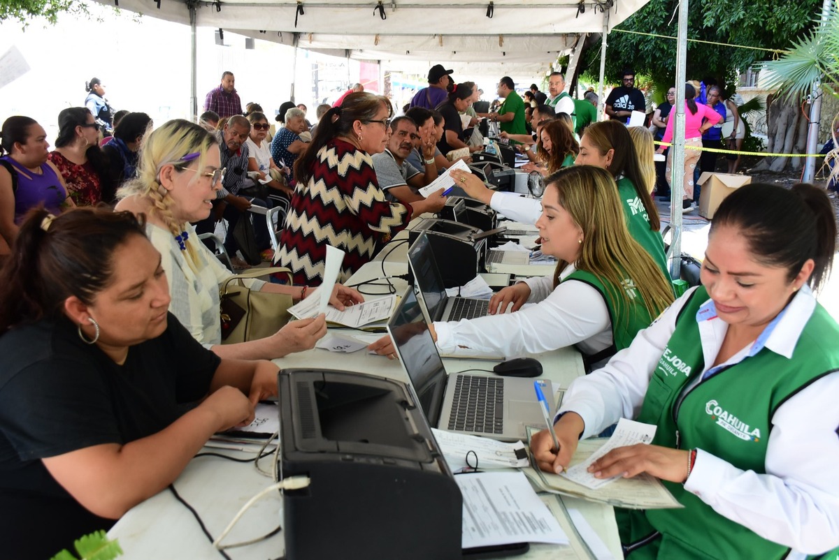 Brigada Mejora acerca servicios a familias en Multimedios Laguna. | Roberto Amaya