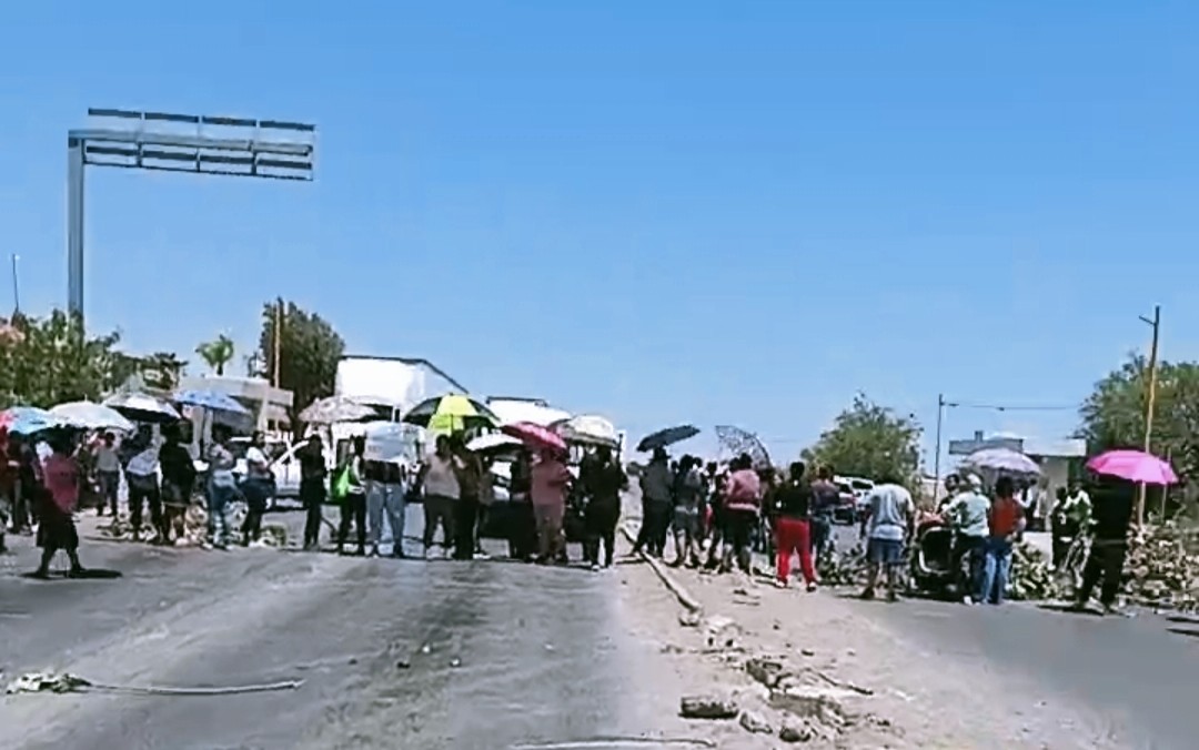En Coahuila, bloquean carretera Torreón-San Pedro por desabasto de agua. | Milenio Policía
