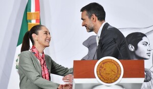 Daniel Cocenzo, CEO de Grupo Modelo saluda a la Presidenta de México.