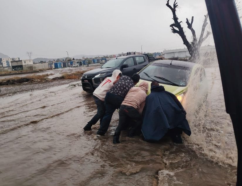 En diversas colonias se reportaron fuertes corrientes de agua. (Guadalupe Trejo)