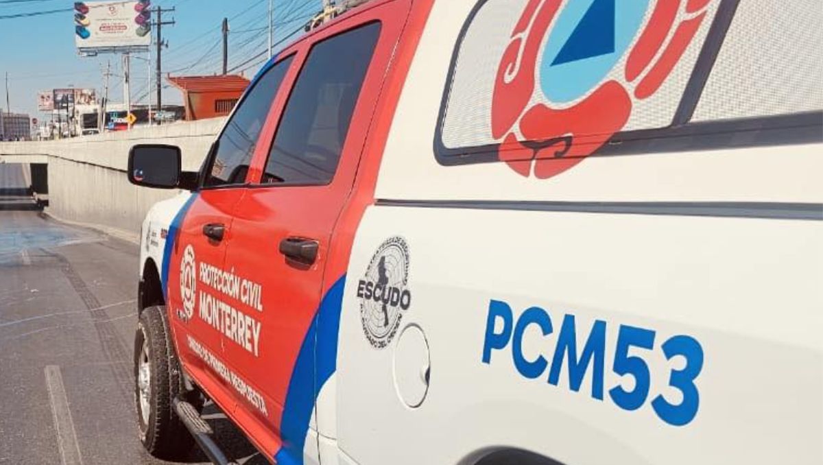 Elementos de Protección Civil de Monterrey realizaron las maniobras de RCP a la adulta mayor. | Especial