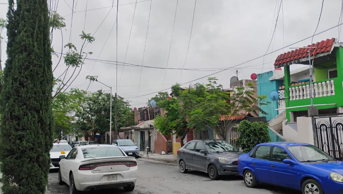 Los elementos de seguridad se encuentran afuera de la vivienda. | Sandra González