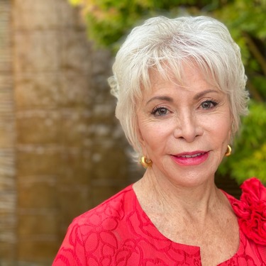 La autora presenta un libro en el que reflexiona sobre el papel que ha tenido la escritura a lo largo de su vida y comparte su proceso creativo