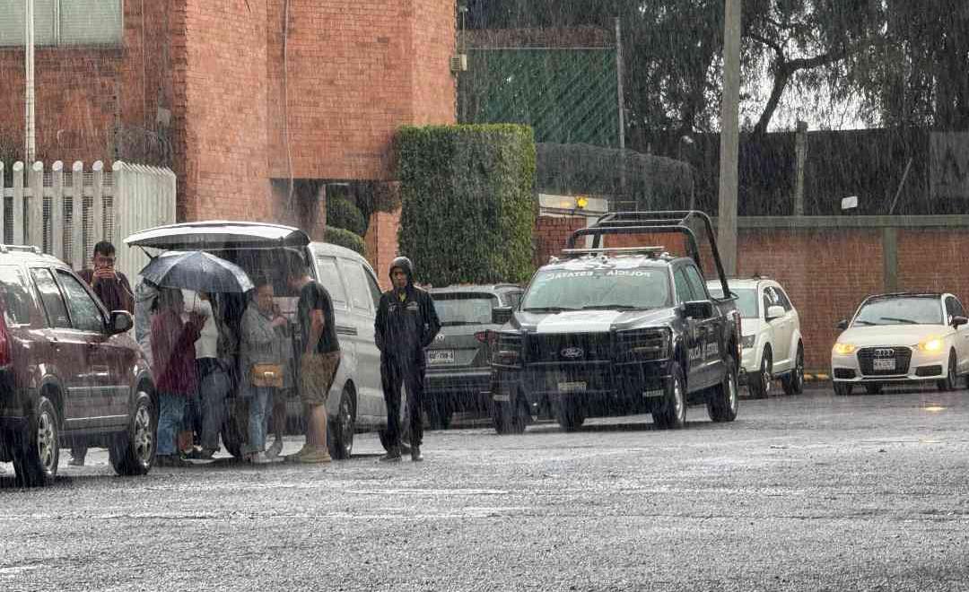Al exterior de la fábrica, llegaron compañeros y familiares de la víctima. (Foto: Jorge Becerril)