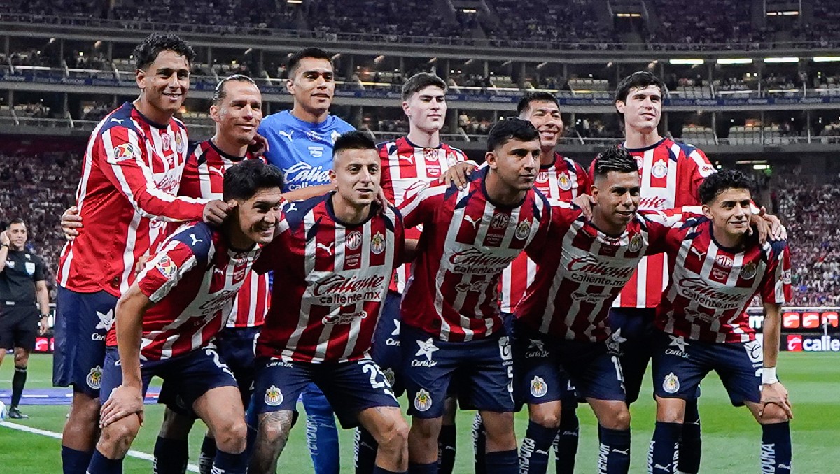 Llegada de Chivas a Monterrey causa euforia los aficionados (Imago7)