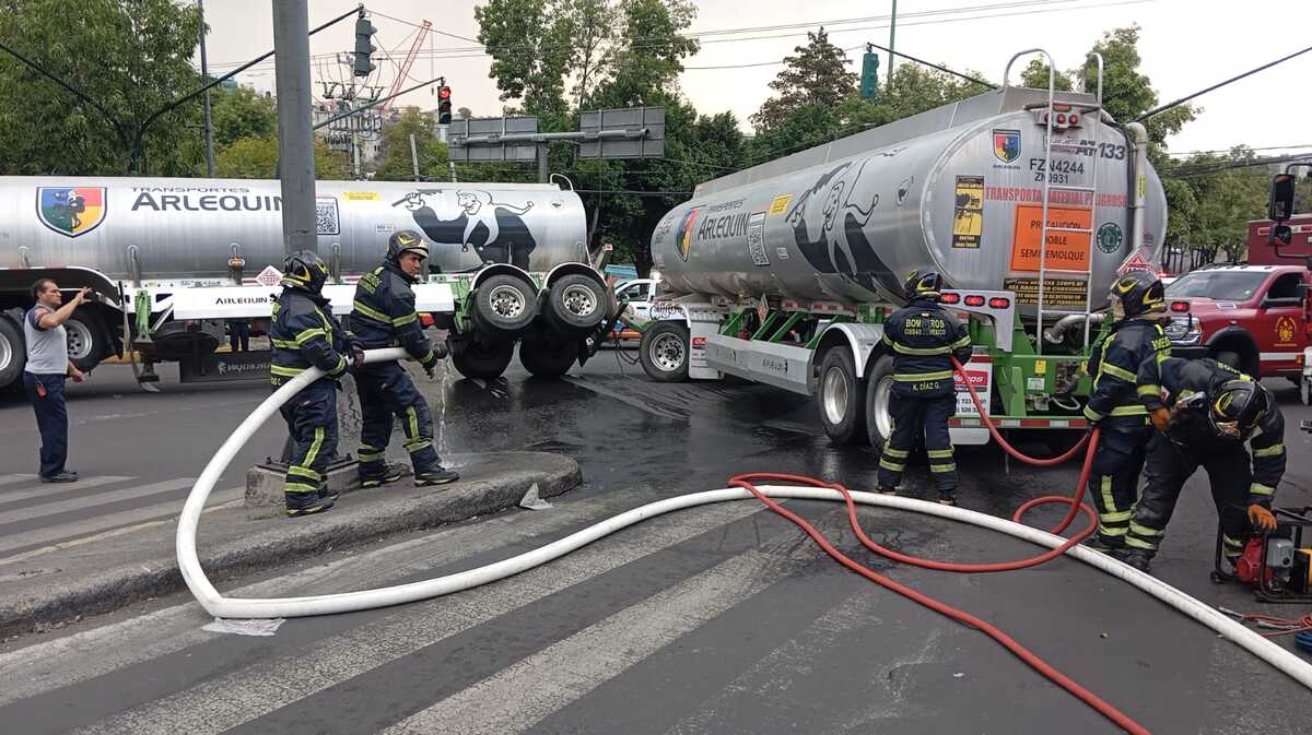 Movilización de emergencia en Álvaro Obregón por pipa ladeada con combustible; autoridades aseguran la zona. | Especial