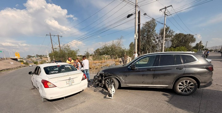 Por no respetar el alto, BMW fue impactado por taxi en Gómez Palacio | Especial